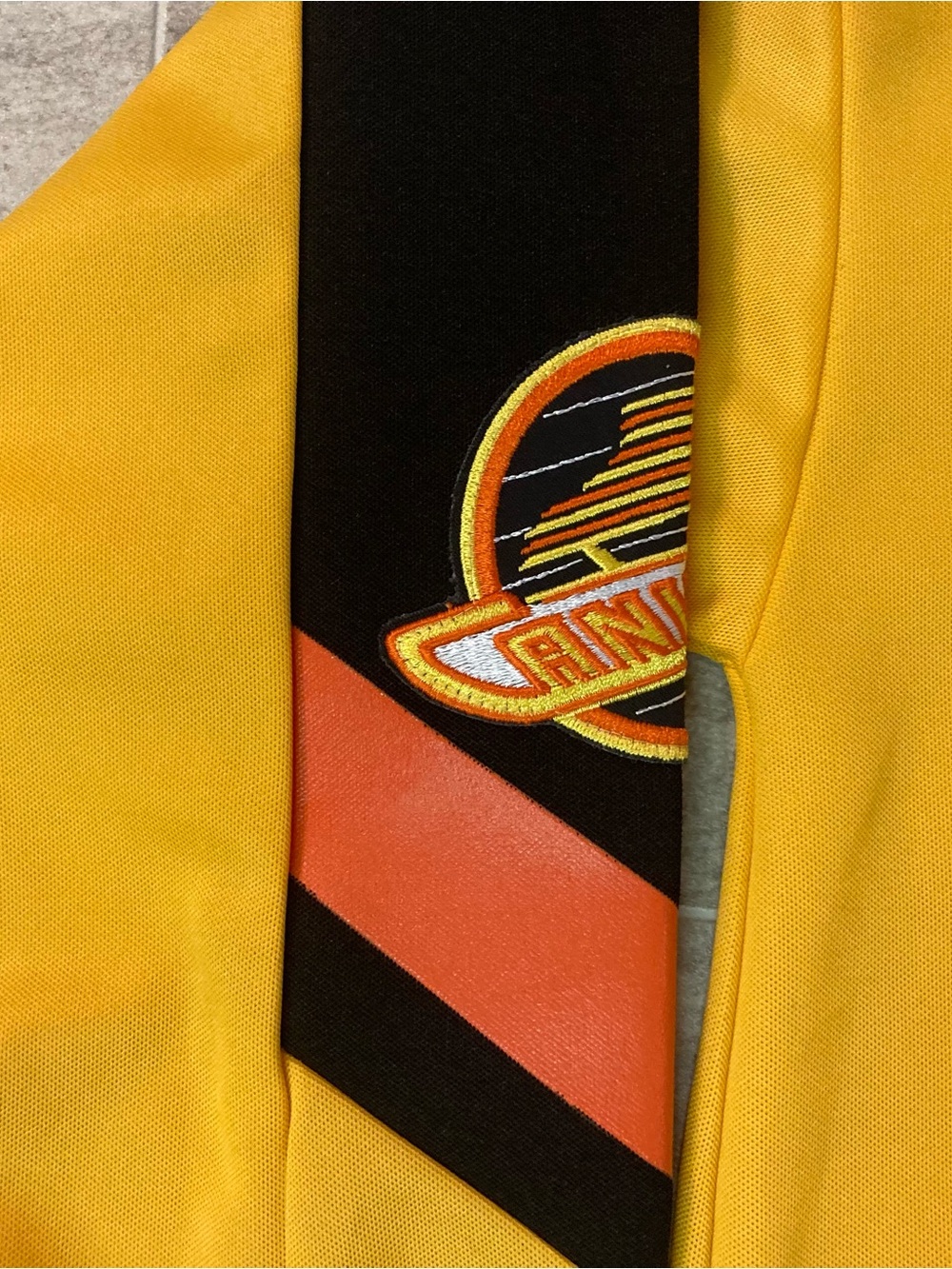 Vintage 1980s Vancouver Canucks V Jersey Yellow CCM NWT NEW Made in Canada - Picture 6 of 9